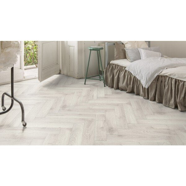 Ламиниран паркет 8мм 32744 Kaindl AC5/32, V4-фуга, Oak Alnwick HO Houston, Herringbone Small Plank Collection